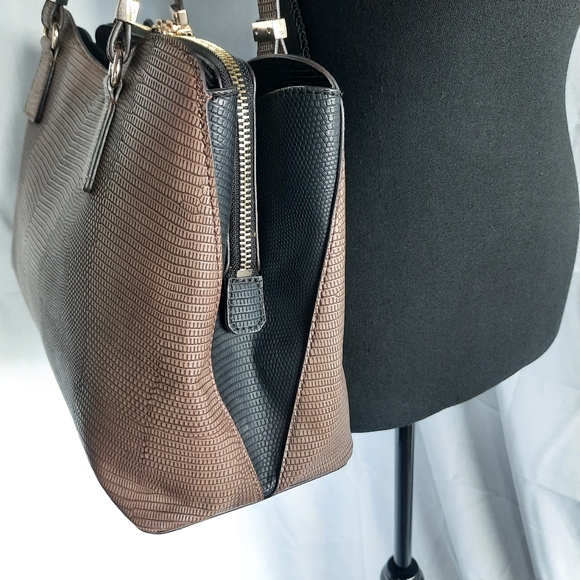 Guess Lyndi Shoulder Handbag Croc Embossed Animal Print Brown Black Med. Size - Picture 7 of 17